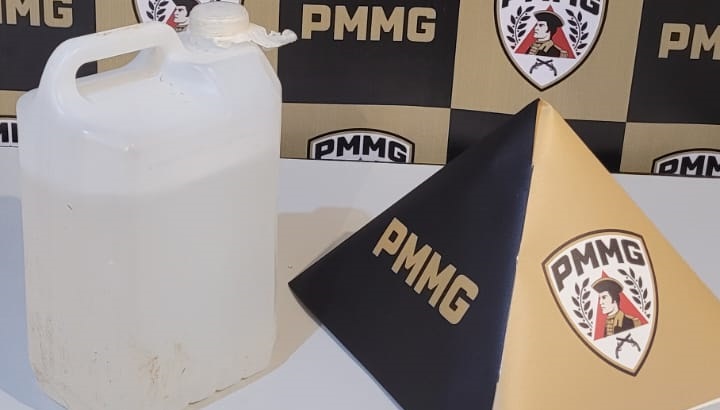 Após perseguição, PM apreende motocicleta e galão com substância análoga a “loló” na BR-499 em Santos Dumont